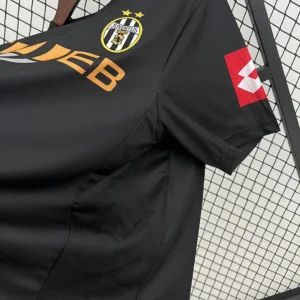 Retro Juventus 2001/2002 Jersey