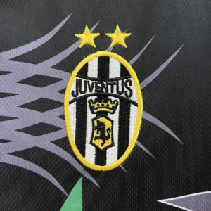 Retro Juventus 2001/2002 Goalkeeper Jersey