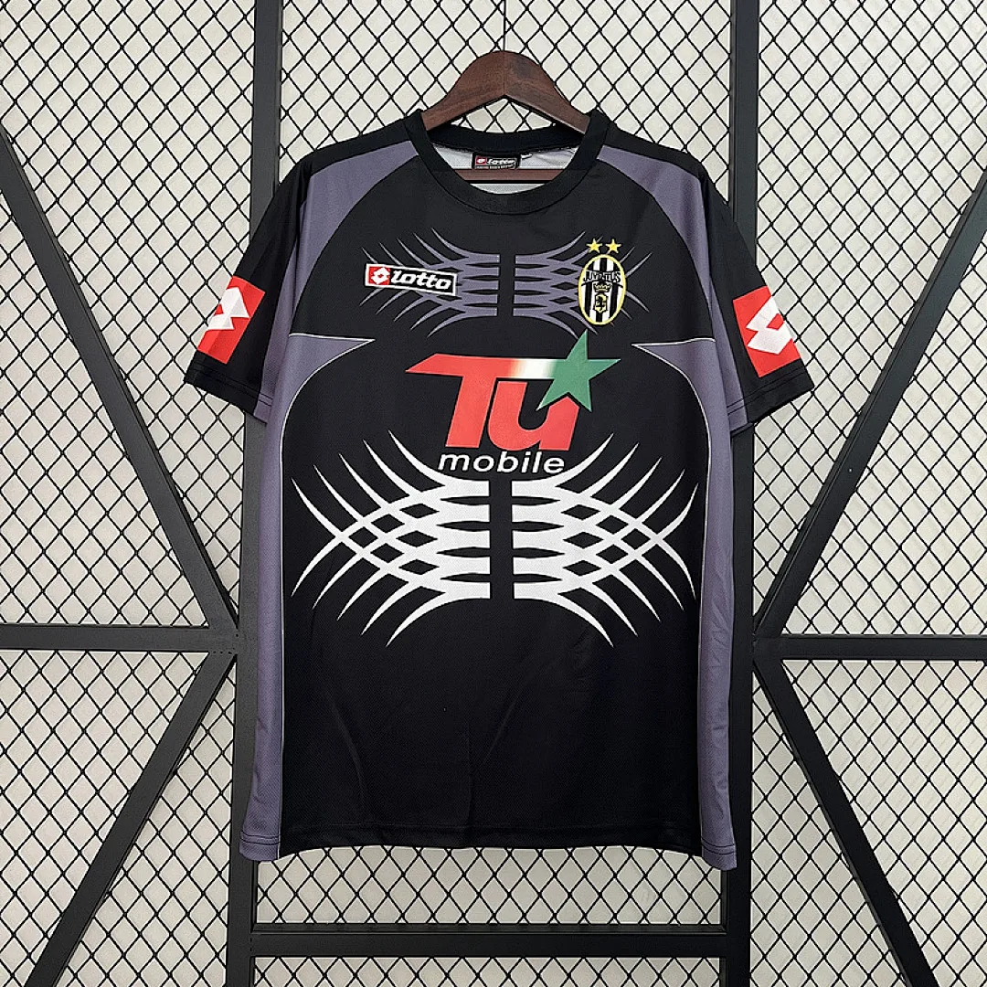 Retro Juventus 2001/2002 Goalkeeper Jersey